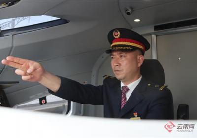 中老铁路司机“总教头”胡军：逐梦前行 以匠心守护“钢铁动脉”