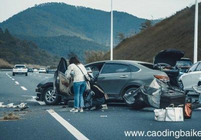 梦见自己的车被撞了是什么意思 梦见自己的车被撞了有什么预兆