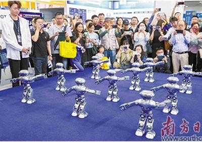 中国电子信息博览会在深圳举行 上千企业秀硬科技