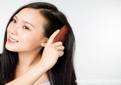 梦见自己掉头发一大把是什么意思 梦见自己掉头发一大把有什么预兆