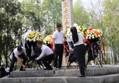 农发行望谟县支行举办“缅怀先烈 弘扬爱国情怀”主题党日活动