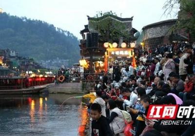清明假期凤凰旅游火爆 民族服饰引发旅拍 “打卡热”