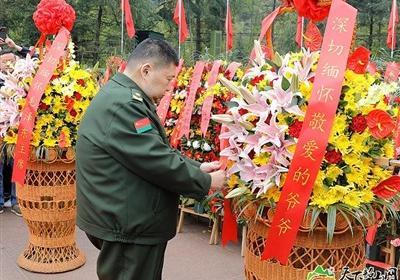 毛新宇携家人清明回韶祭祖