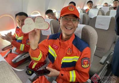 致敬救援英雄！中国赴缅救援队54人搭乘包机回家