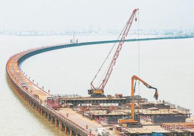 S20长固高速城东湖特大桥钢便桥全幅贯通
