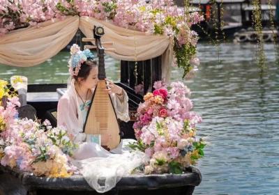 古北水镇举办清明祈福活动，6000余盏河灯寄相思
