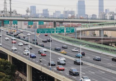 清明假期公路流量预计创新高，加油充电需求激增