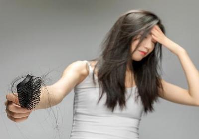 梦见头发用手一抓就掉是什么意思 梦见头发用手一抓就掉有什么预兆