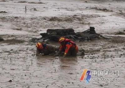 这段一百米的“生命之路” 他们爬了10分钟……