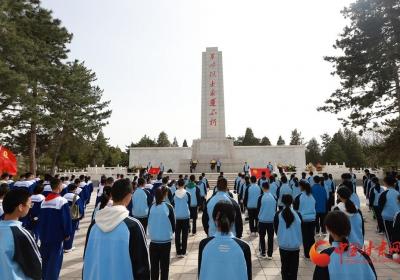陇拍客|平凉师生：清明将至祭英烈