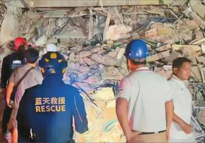 中国蓝天救援云南队成功打通陆路救援通道