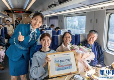 组图：中老铁路迎来第5000万名旅客