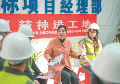 人大代表宣讲全国两会精神