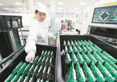 工人正在生产出口的电路板产品