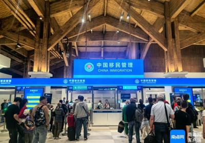 三亚往返俄罗斯连开3条航线 凤凰边检站开足查验通道保障旅客顺畅通关