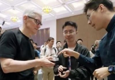 改写后的标题可以是：<br>“库克访华主打文化牌，自称是《哪吒2》的忠实影迷”