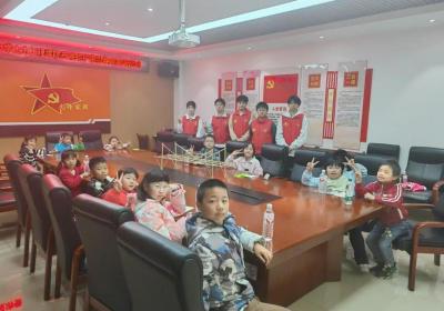 传承雷锋精神：南华学子进社区、公园开展志愿服务活动