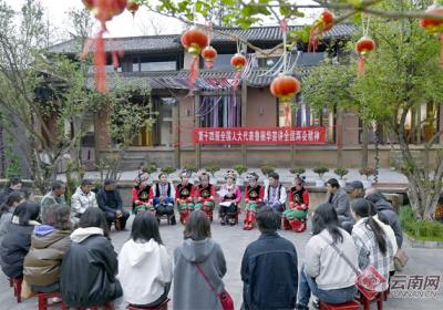 全国人大代表鲁丽华：幸福小院里宣讲全国两会精神