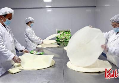 记者走基层｜土豆做煎饼，围场味道香飘市场