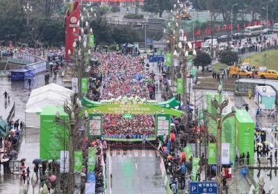 全国一万余名跑步爱好者齐聚 2025年犍为半程马拉松燃情开跑