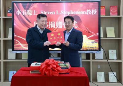 李玉院士和Steven L. Stephenson教授向吉林农业大学捐献珍贵原版书籍