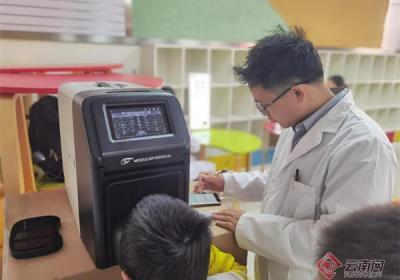 昆明华厦眼科走进龙翔小学开展青少年近视防控公益筛查