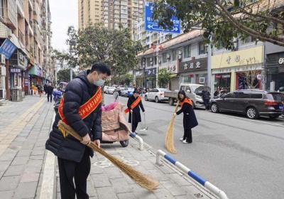 农发行四川射洪市支行：学雷锋，美化街道环境