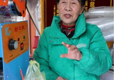 南京“10元手冲咖啡”阿姨：冲调出自己的醇厚滋味丨热搜中国·凡人微光