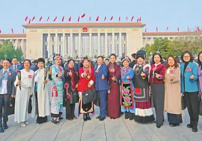 四川代表团部分女代表在人民大会堂前留影