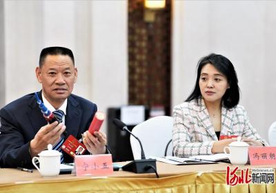 两会现场｜“共享车间生产的产品，我拿来了”