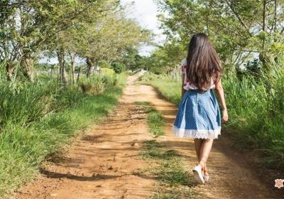 梦见自己走在泥泞的路上寓意