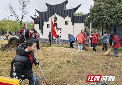 学雷锋：特殊孩子来做城市的“清洁工”