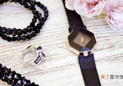 女人梦见从地上捡首饰什么意思