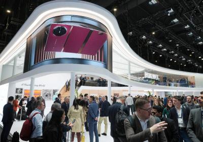 华为MWC 2025展示全球首款商用三折叠，科技创新引领未来想象