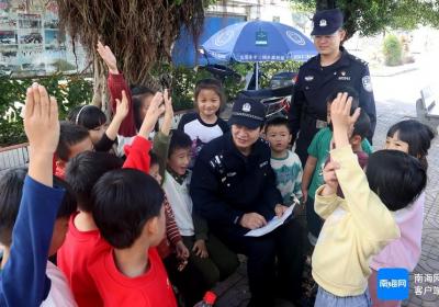 万宁：“护学岗 高峰岗” 别样“警”色来护航