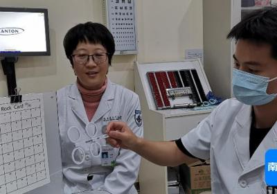 中老年人狂刷手机短视频恐得高度近视？医师：应重视病理性原因