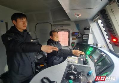 坚守铁路运输一线，师徒间的默契与传承