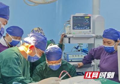 衡阳市中心医院成功为一名出生不足两天的新生儿实施紧急开颅术