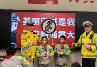 岳塘交警开展“开学第一课”交通安全宣传活动
