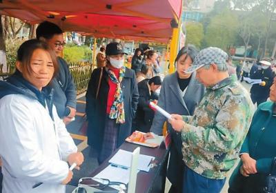 嵩明县举行线上线下招聘会 春风送岗促就业