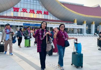 今天，首个东盟国家免签旅游团入境云南西双版纳！