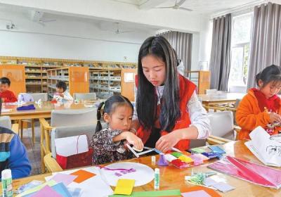 元江县利用党群服务中心：办好公益课堂 点亮缤纷假期