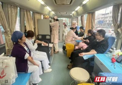 仅隔一月，衡阳市中心医院医务人员再献血