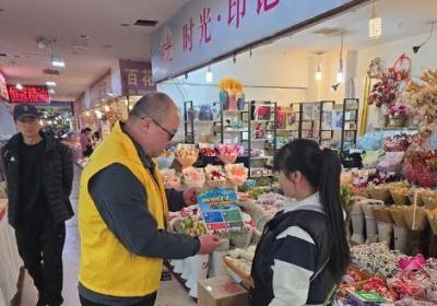 昆明市吴井街道铁路新村社区开展垃圾分类入户宣传活动