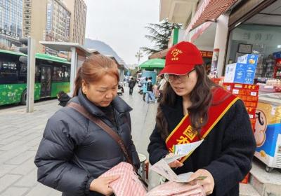 优化后的标题为：农发行安龙县支行积极展开防范非法集资宣传活动。