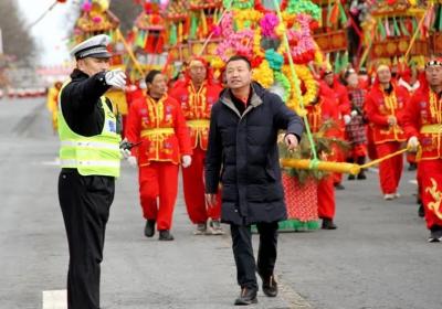 山西公安交警元宵节坚守岗位护航群众平安