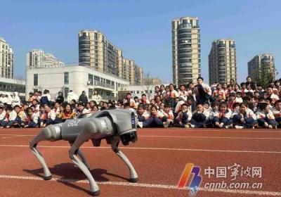 新学期开学第一天！宇树机器人回到了创始人母校