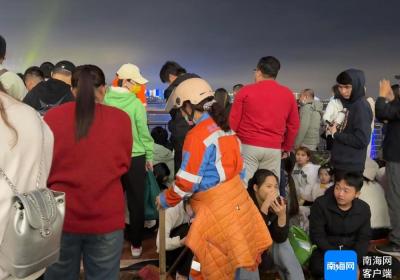 海口元宵烟花晚会期间，环卫工人金玉珠在岗过元宵