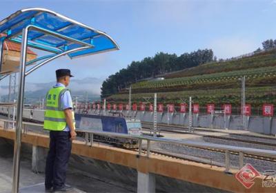 中老铁路护路员：站好国门安全岗