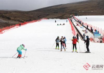 云南会泽：草山滑雪场成“新宠”电力护航“冰雪热”